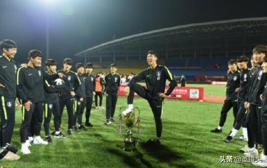 韓國隊公開道歉的導(dǎo)火索 韓球員踩中國獎杯
