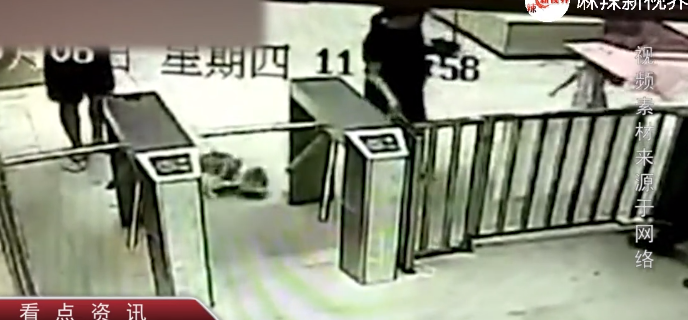 遛狗絆倒2歲女童 監控錄下男子遛狗絆倒2歲女童還打人