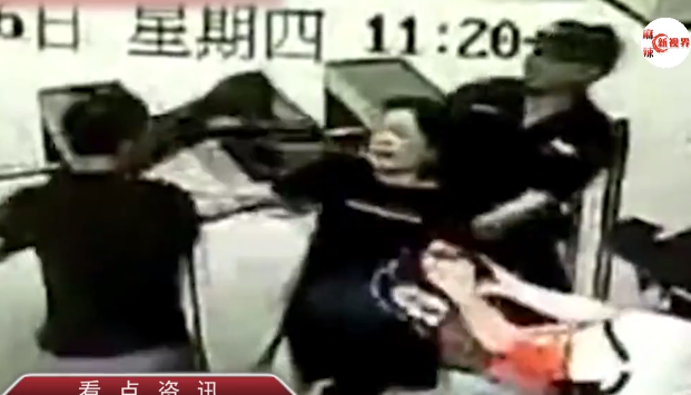 遛狗絆倒2歲女童 監控錄下男子遛狗絆倒2歲女童還打人