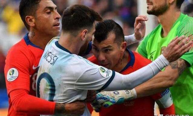 梅西被紅牌罰下后公開拒絕領(lǐng)獎 那么梅西的紅牌冤不冤?