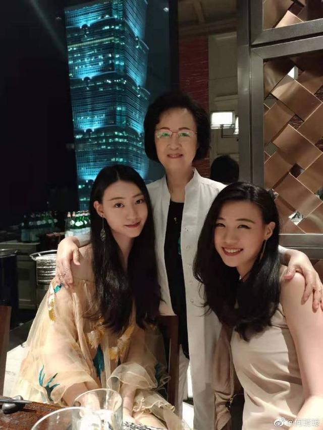 81歲瓊瑤近照曝光 狀態很好與孫女同框其樂融融