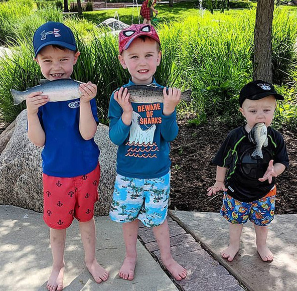 2019年最火的照片之一誕生 美國一母親分享三個兒子搞笑照走紅網絡