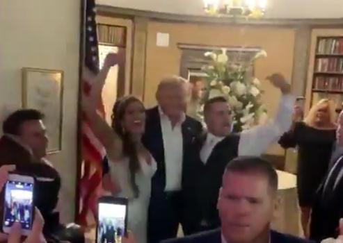 特朗普闖婚宴現場 新娘新郎都是他的“鐵桿粉絲”