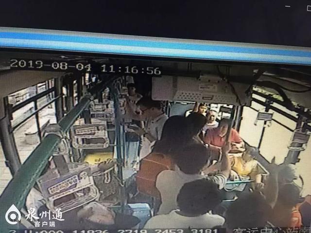 讓座慢遭大媽掌摑 該不該尊這些“為老不尊”的人/>
</p>
<p>
	11點16分58秒左右，大媽坐下，仍舊在說著話。此時，前車廂的安全員穿過擁擠的過道走向女孩和大媽，快到時，大媽突然站了起來，揚起手朝女孩打去。只聽見女孩尖叫“你干嗎打我啊”，迅速來到女孩身邊的安全員站在兩人之間，詢問“干嗎呢”，并用手擋住大媽再次揚起的手，及時制止了。
</p>
<p>
	在大媽打向女孩的瞬間，車廂內(nèi)的乘客也被嚇一跳。女孩質(zhì)問大媽“干嗎打人，你動手打人就不對，你要道歉”，<span style=