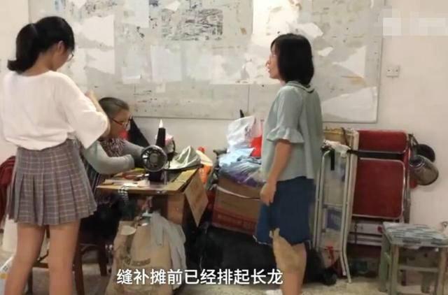 軍訓服蹲下就崩線 給學生提供好一些材料的服裝有多難？