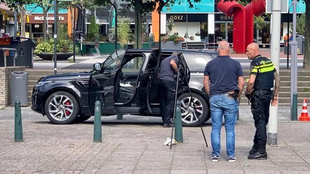 荷蘭突發槍擊案 槍手乘坐寶馬對路虎越野車射擊數槍