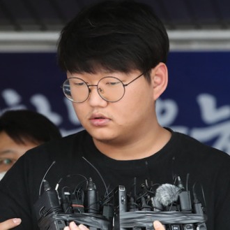 韓國N號房創建人被公開示眾 現場有人怒斥他“滾去地獄”“殺人惡魔”