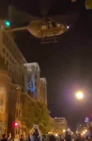 美國(guó)用軍用直升機(jī)驅(qū)散抗議群眾 讓人無語的是這是一架醫(yī)療直升機(jī)