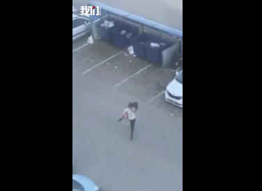 吵架吵不過(guò)將女朋友扔垃圾桶 俄小伙扔“真”女朋友